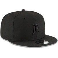 Men's New Era Detroit Tigers Black on Black 9FIFTY Snapback Hat