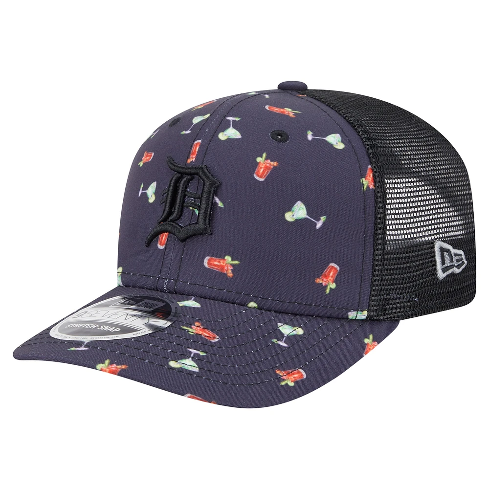 Casquette extensible à bouton-pression New Era bleu marine Detroit Tigers Adventure Drinks Pattern 9SEVENTY pour homme