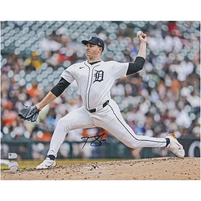 Photographie autographiée de 16" x 20" de Tarik Skubal, lanceur en uniforme blanc des Detroit Tigers
