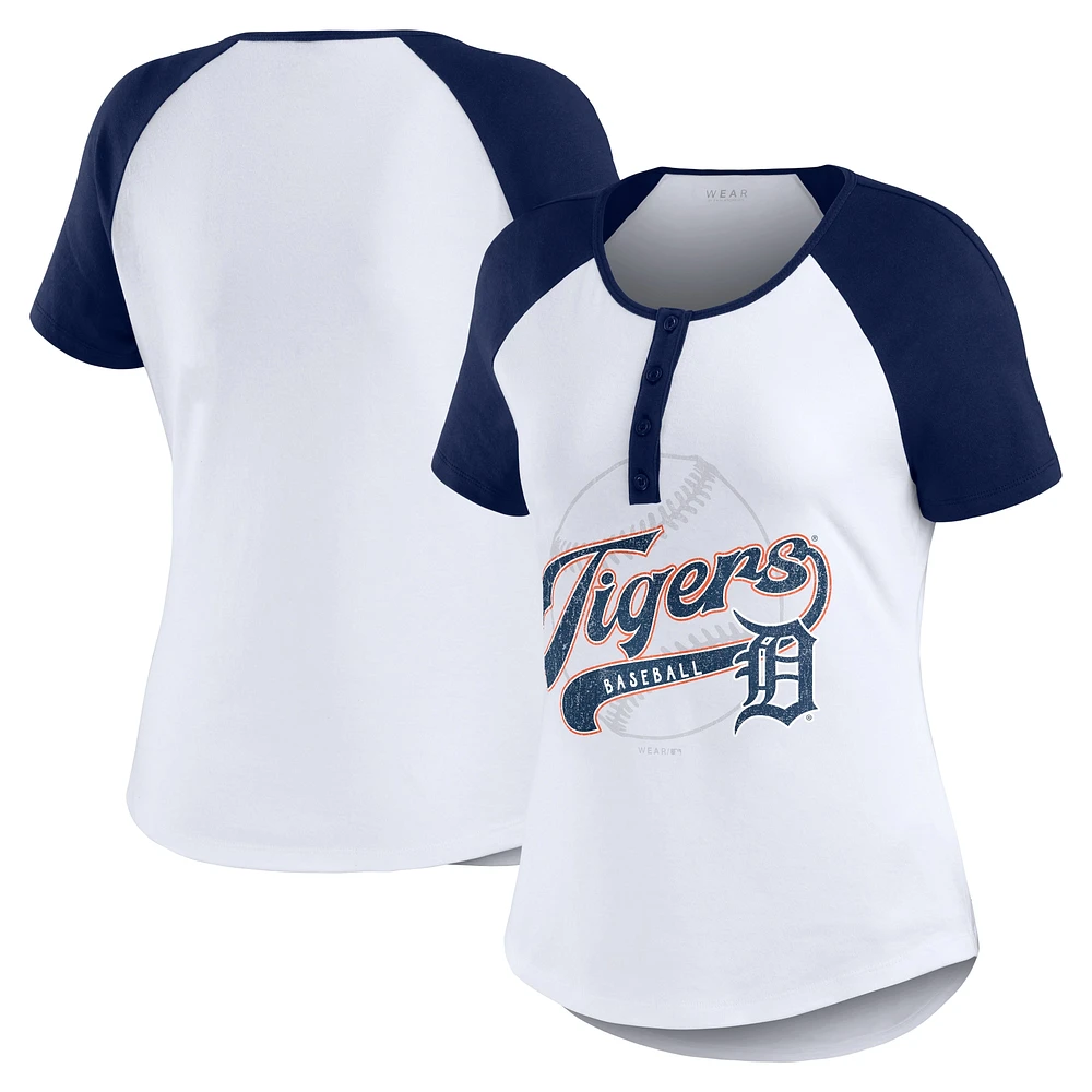 WEAR by Erin Andrews T-shirt ajusté Henley Raglan des Detroit Tigers, blanc/bleu marine, pour femmes