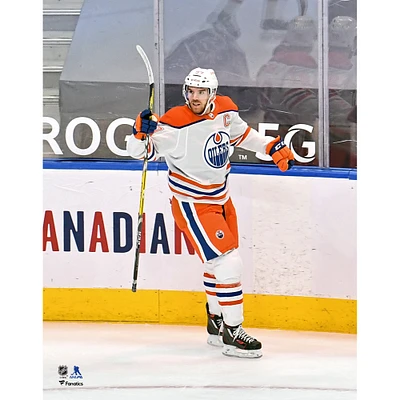Photographie de célébration but du maillot rétro inversé blanc non signé Connor McDavid des Oilers d'Edmonton