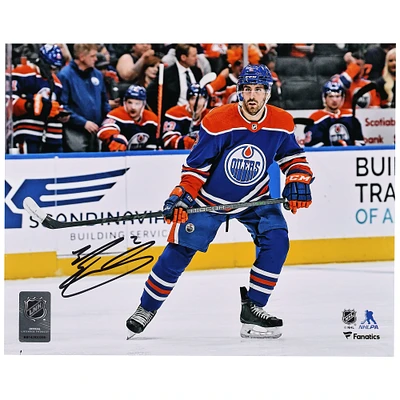 Photographie de patinage autographiée par Evan Bouchard des Oilers d'Edmonton, maillot bleu, 8" x 10"