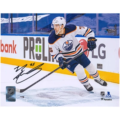 Maillot blanc autographié de 8'' x 10'' par Evan Bouchard des Oilers d'Edmonton avec photo de la rondelle