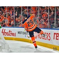 Photographie de célébration but Leon Draisaitl avec le maillot orange non signé des Oilers d'Edmonton