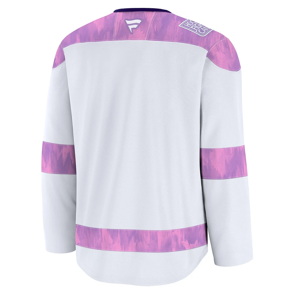 Maillot d'entraînement blanc Fanatics pour hommes des Oilers d'Edmonton 2024 Hockey Fights Cancer