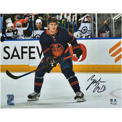 Photographie de patinage bleu marine autographiée de 11'' x 14'' de Zach Hyman des Oilers d'Edmonton
