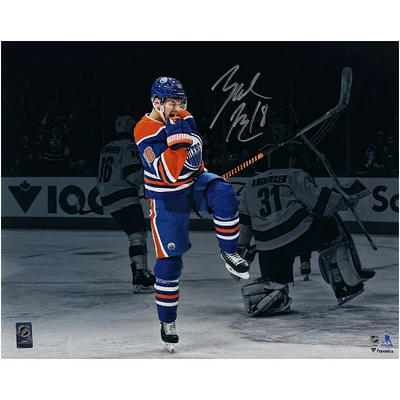 Photographie autographiée de 16" x 20" de Zach Hyman des Oilers d'Edmonton célébrant le maillot bleu