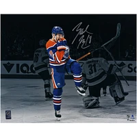 Photographie autographiée de 16" x 20" de Zach Hyman des Oilers d'Edmonton célébrant le maillot bleu
