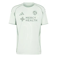 Haut d'avant-match adidas vert clair FC Cincinnati 2025 One Planet pour homme