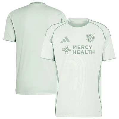 Haut d'avant-match adidas vert clair FC Cincinnati 2025 One Planet pour homme