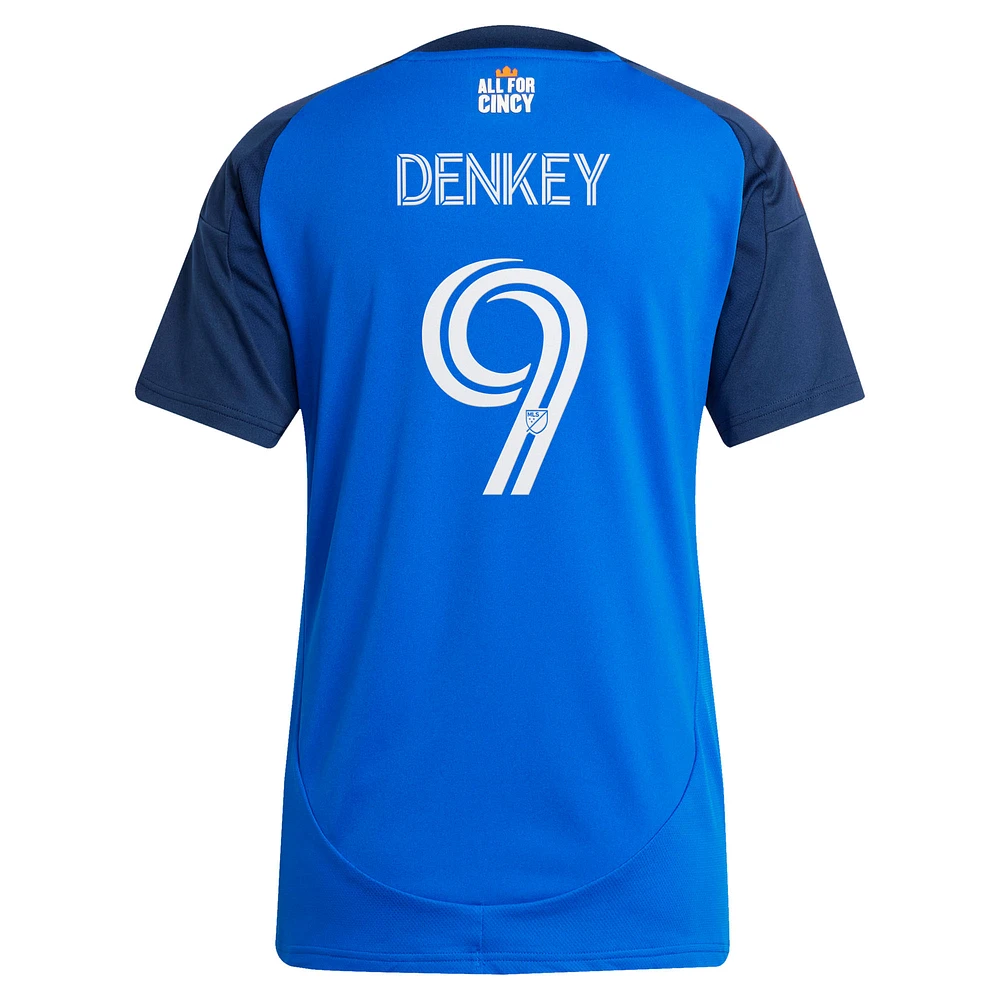 Maillot de joueur réplique orange et bleu adidas Kévin Denkey Blue FC Cincinnati 2025 pour femme