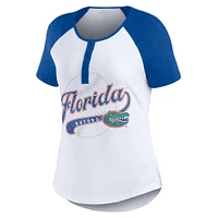 WEAR by Erin Andrews T-shirt blanc avec logo de baseball des Florida Gators Raglan Henley pour femmes