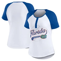 WEAR by Erin Andrews T-shirt blanc avec logo de baseball des Florida Gators Raglan Henley pour femmes