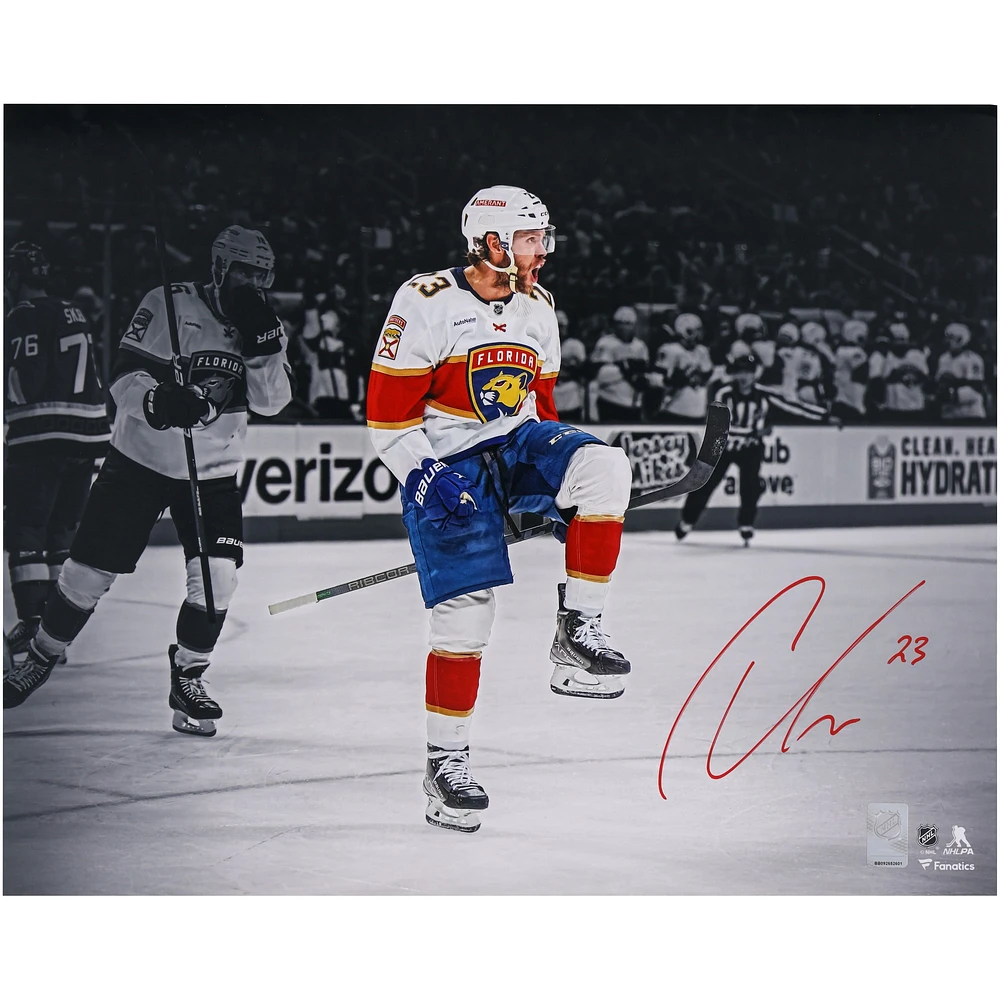 Photographie autographiée de 16" x 20" de Carter Verhaeghe, Florida Panthers, célébration blanche