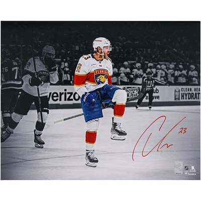 Photographie autographiée de 16" x 20" de Carter Verhaeghe, Florida Panthers, célébration blanche
