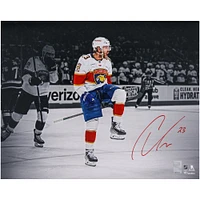 Photographie autographiée de 16" x 20" de Carter Verhaeghe, Florida Panthers, célébration blanche