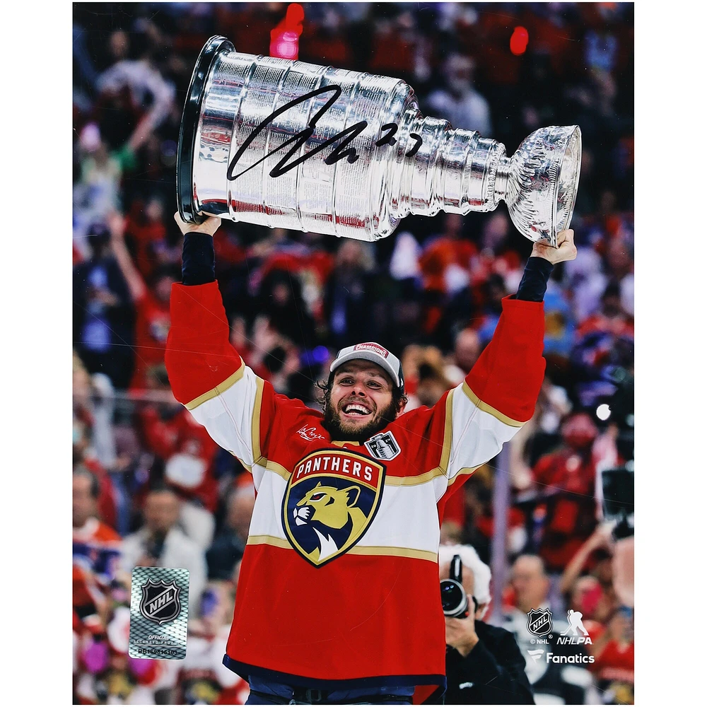 Photographie autographiée de 8" x 10" de Carter Verhaeghe, champion de la Coupe Stanley 2024, lors de la levée de la Coupe