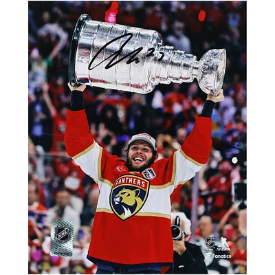 Photographie autographiée de 8" x 10" de Carter Verhaeghe, champion de la Coupe Stanley 2024, lors de la levée de la Coupe