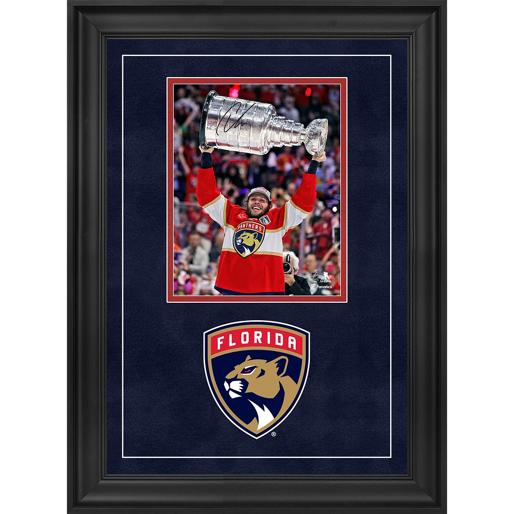 Carter Verhaeghe Florida Panthers dédicacé 2024 Champions de la Coupe Stanley Deluxe encadrée 8" x 10" Raising Cup Photographie