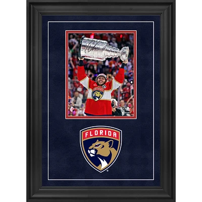 Carter Verhaeghe Florida Panthers dédicacé 2024 Champions de la Coupe Stanley Deluxe encadrée 8" x 10" Raising Cup Photographie