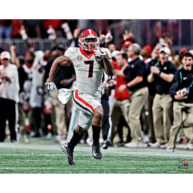 Nick Chubb Georgia Bulldogs Unsigned Escapes Tackle Photograph