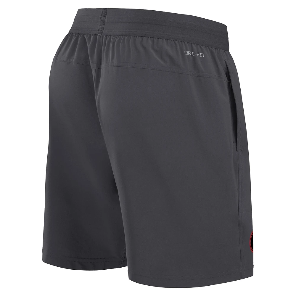 Short Nike anthracite Georgia Bulldogs 2024 Sideline Performance pour homme