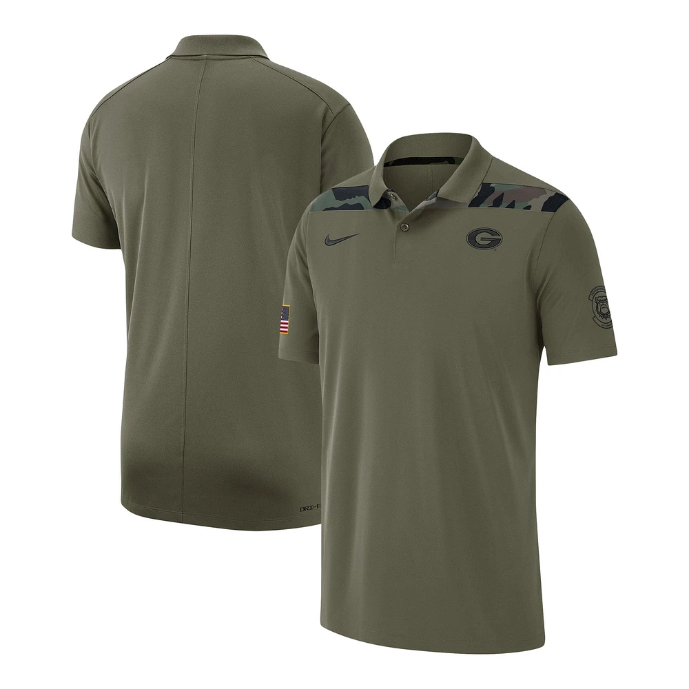 Polo de performance Nike Olive Georgia Bulldogs 2023 Sideline Coaches Military Pack pour homme