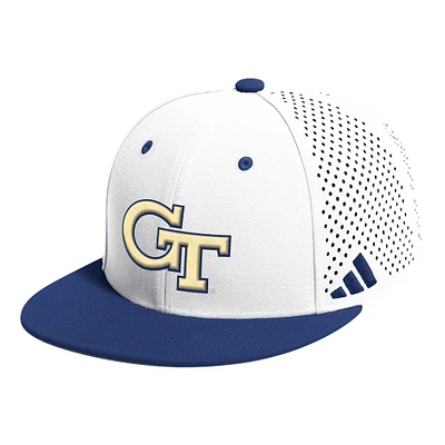 Casquette de baseball ajustée sur le terrain adidas Georgia Tech Yellow Jackets pour hommes