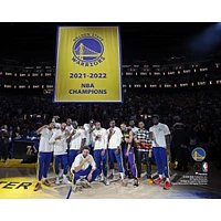 L'équipe non signée des Golden State Warriors pose avec la photo de bague champion 2022