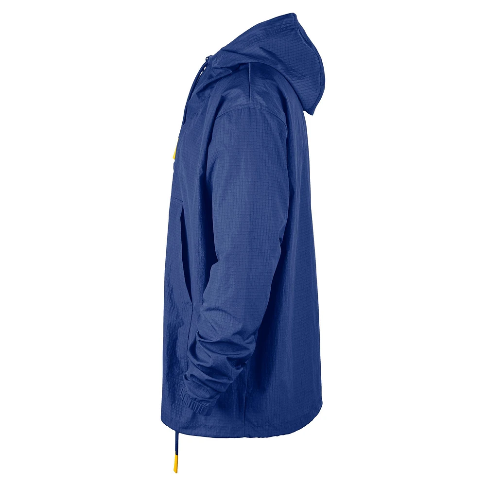 Veste à capuche Nike Royal Golden State Warriors Courtside Premium Club Anorak quart de zip pour homme