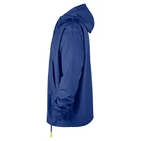 Veste à capuche Nike Royal Golden State Warriors Courtside Premium Club Anorak quart de zip pour homme
