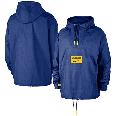 Veste à capuche Nike Royal Golden State Warriors Courtside Premium Club Anorak quart de zip pour homme
