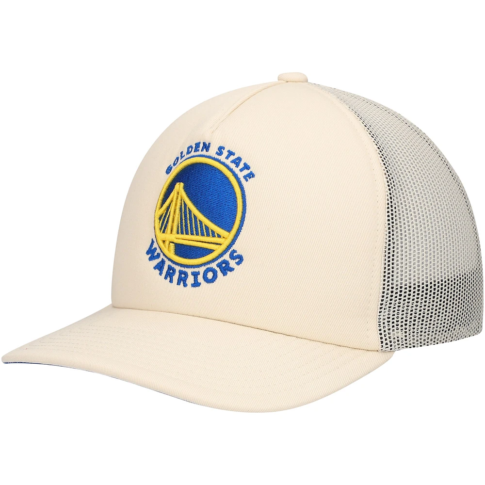 Casquette réglable de camionneur crème Golden State Warriors Mitchell & Ness pour hommes