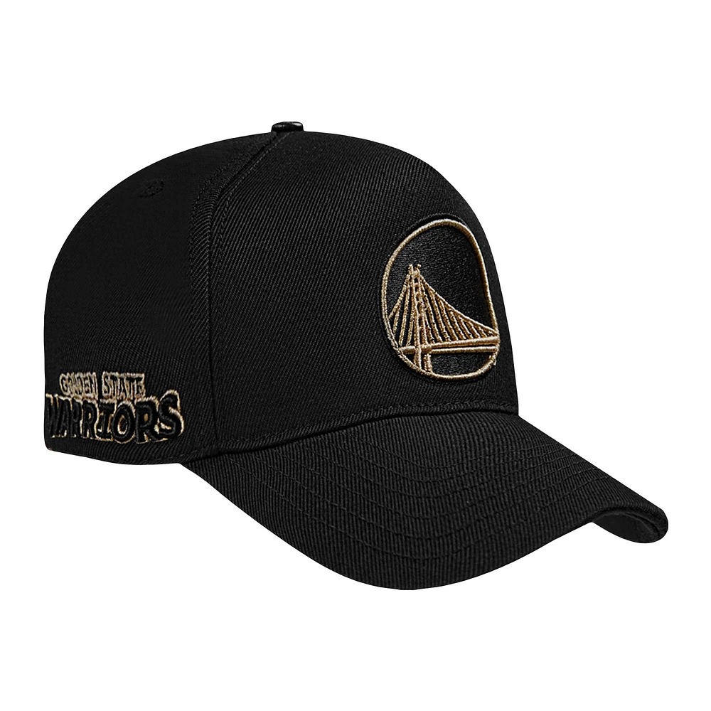 Casquette ajustable à pincement sur le devant avec logo métallique Golden State Warriors Pro Standard pour homme, noire