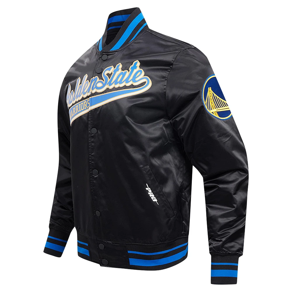 Veste universitaire en satin à bouton-pression complète Pro Standard pour hommes, Golden State Warriors Script Tail, noire