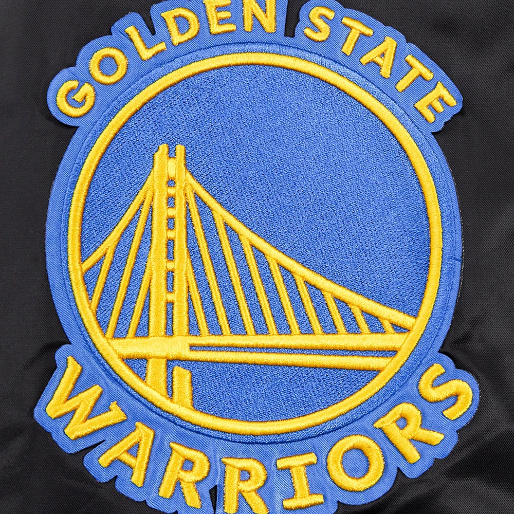 Veste universitaire en satin à bouton-pression complète Pro Standard pour hommes, Golden State Warriors Script Tail, noire