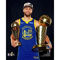 Photographie non signée du trophée Larry O'Brien de Stephen Curry des Golden State Warriors lors la finale NBA 2022