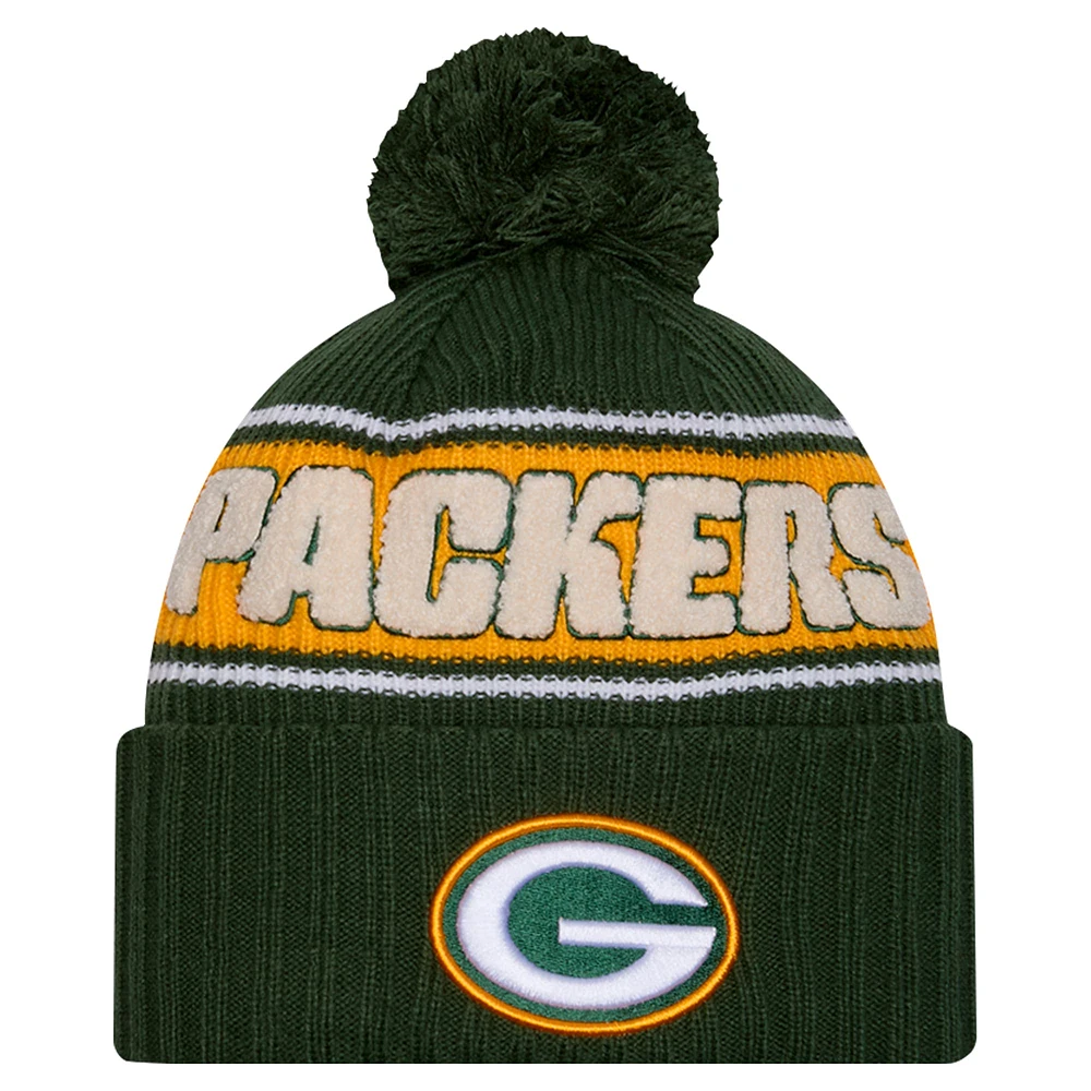 Bonnet tricoté à revers avec pompon pour jeunes New Era Green Bay Packers 2024 Sideline Sport