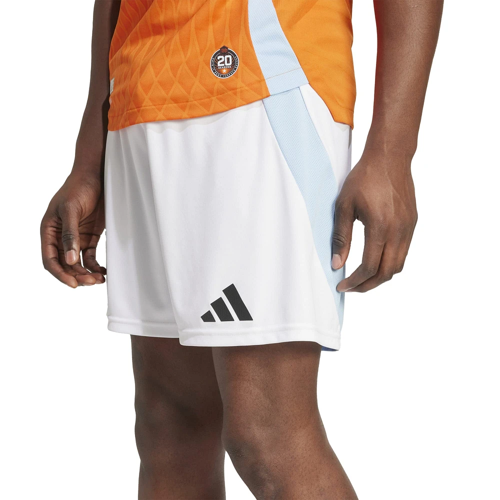 Short adidas blanc authentique Houston Dynamo FC Domicile Saison 2025 pour homme