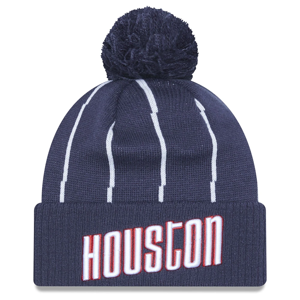 Bonnet en tricot officiel à revers avec pompons pour homme New Era Houston Rockets 2022/23 City Edition gris