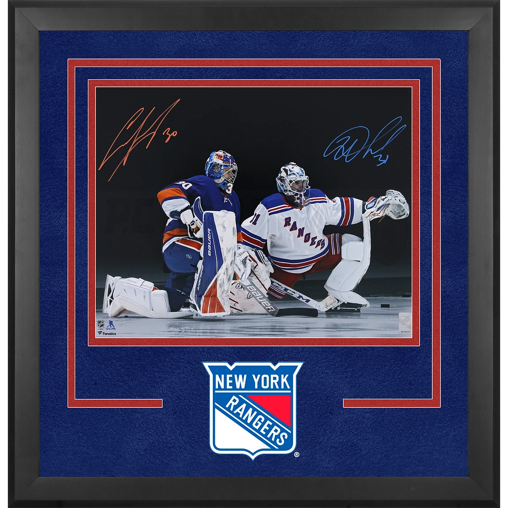 Photographie encadrée de luxe autographiée d'Igor Shesterkin des Rangers de New York et d'Ilya Sorokin des Islanders de New York, 16" x 20" sur un genou