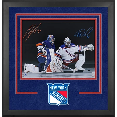 Photographie encadrée de luxe autographiée d'Igor Shesterkin des Rangers de New York et d'Ilya Sorokin des Islanders de New York, 16" x 20" sur un genou