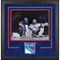 Photographie encadrée de luxe autographiée d'Igor Shesterkin des Rangers de New York et d'Ilya Sorokin des Islanders de New York, 16" x 20" sur un genou