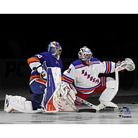 Photographie d'avant-match non signée d'Ilya Sorokin et Igor Shesterkin des Islanders de New York contre les Rangers