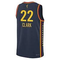 Maillot de joueur la victoire Nike Caitlin Clark Navy Indiana Fever 2024 WNBA Draft Explorer Edition pour jeune