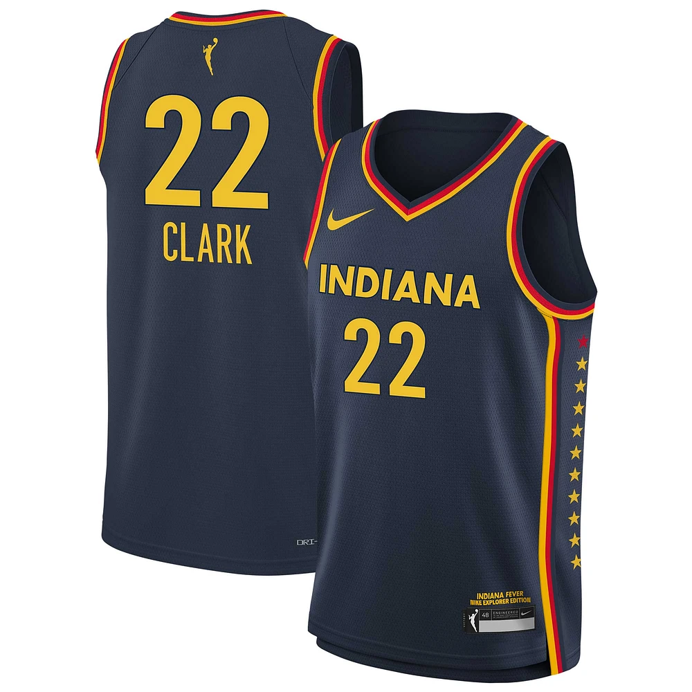 Maillot de joueur la victoire Nike Caitlin Clark Navy Indiana Fever 2024 WNBA Draft Explorer Edition pour jeune