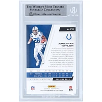 Jonathan Taylor Indianapolis Colts Carte de recrue authentifiée dédicacée Panini Playoff 2020 #218 Beckett Fanatics avec l'inscription "Horse Power"