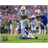 Photographie autographiée de Jonathan Taylor Indianapolis Colts en maillot blanc 8" x 10" en train de courir et d'esquiver