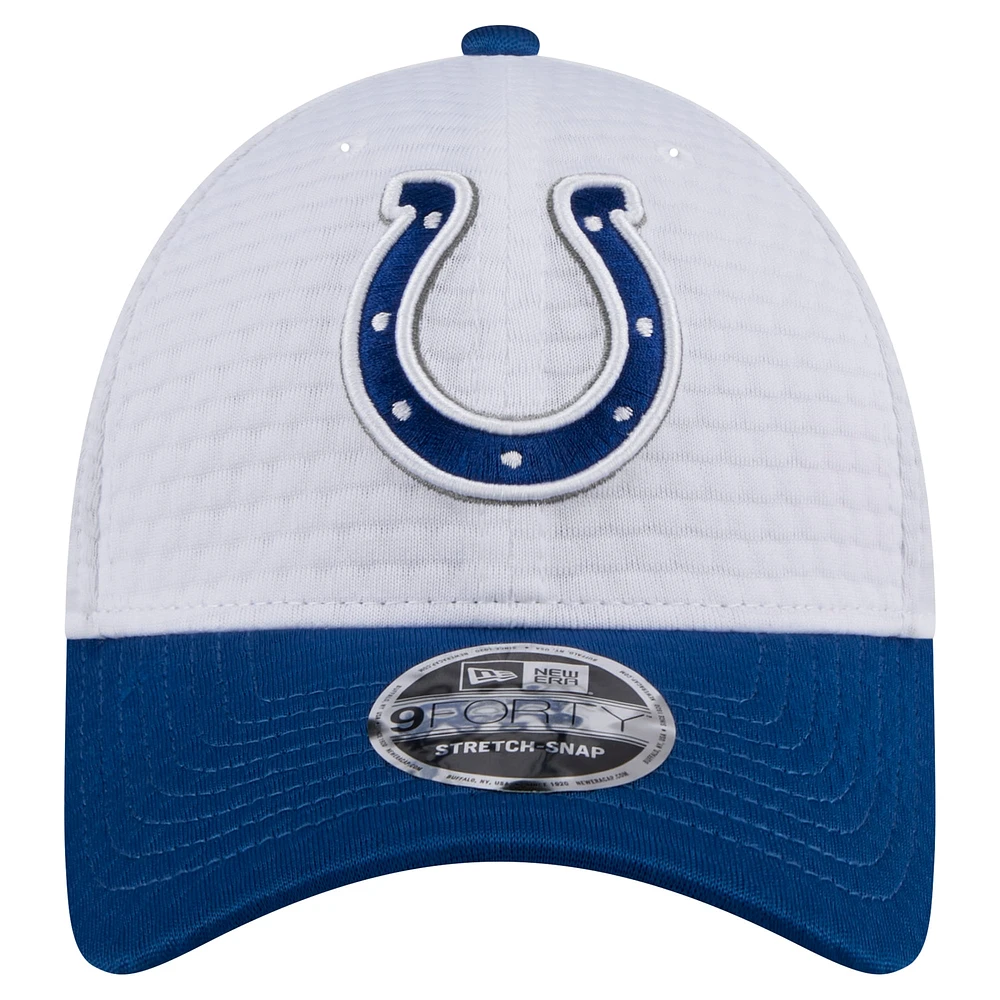 Casquette ajustable 9FORTY du camp d'entraînement NFL 2024 des Indianapolis Colts New Era pour jeunes, blanc/bleu royal