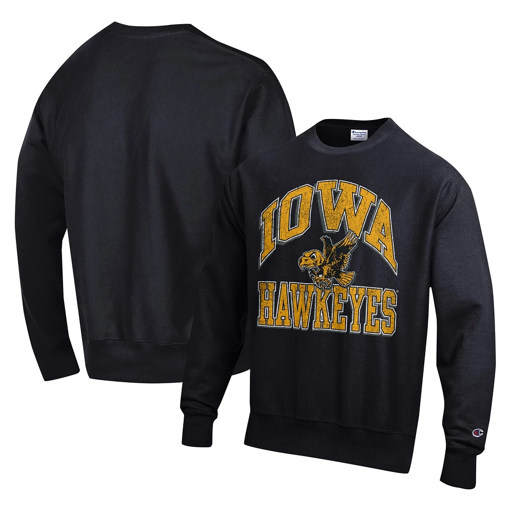 Sweat-shirt noir Champion Iowa Hawkeyes Vault Late Night Reverse Weave pour hommes